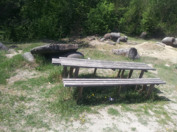 Rezervatia naturala muzeul Trovantilor Costesti poza